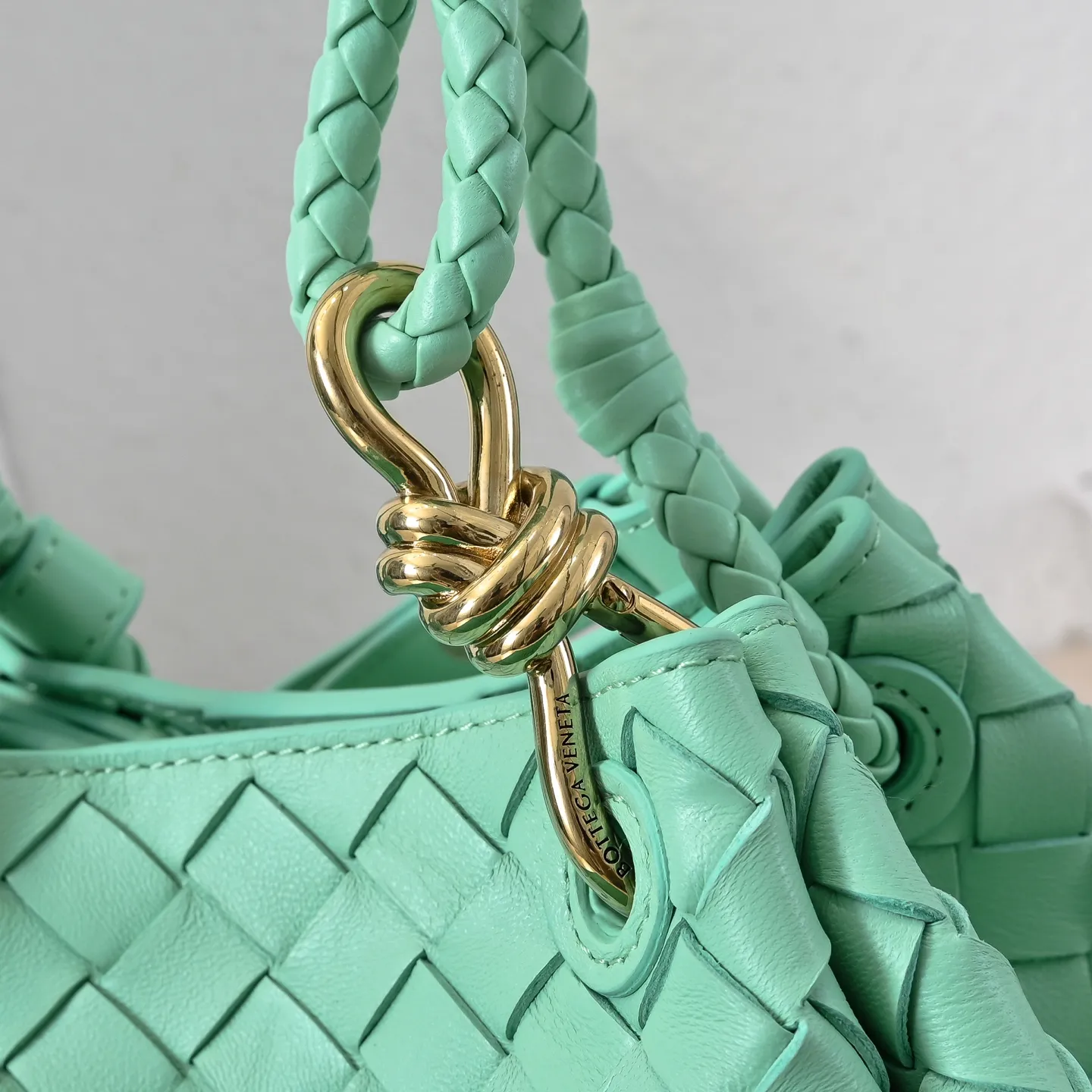 Batch 1760 BV home is new! Andiamo combines Bottega Veneta archives parachute handbags to inherit retro elements and integrate modern trends. The same style as Shu Qi's Beijing Night. It is a continuation of the classic bag. It has three functions: hand carry, shoulder and cross-body. It is embellished with metal brass knot buckles. The capacity of the small one is amazing. It can easily hold sunglasses in a box/small bottle of water/powder powder/charger and other daily necessities when going out. The upper body is versatile. Style number: 6569 Size: 21*17*16.5cm
